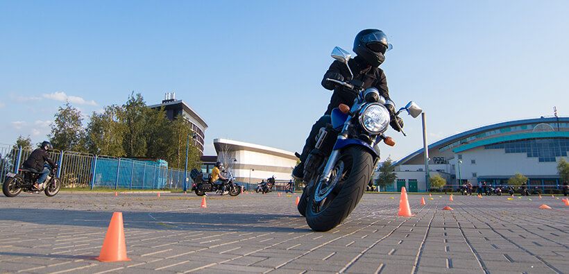 Motosiklete Yeni Başlayanlara Tavsiyeler: Güvenli ve Keyifli Bir Başlangıç İçin 7 Altın Kural